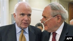 Thượng nghị sĩ Carl Levin (phải) và Thượng nghị sĩ John McCain