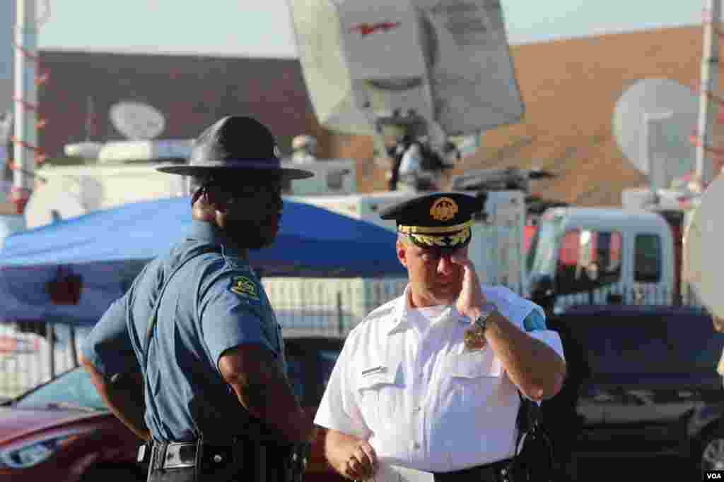 El capitan Ron Johnson, de la Patrulla de Caminos de Missouri, fue el encargado de resguardar la seguridad en Ferguson durante las protestas y también se hizo presente en las afueras de la iglesia Friendly Temple Missionary Baptist Church. [Foto: Alberto Pimienta, VOA]