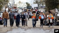 Các tình nguyện viên giúp cư dân dọn dẹp sau trận bão Sandy tại Staten Island, New York, ngày 3/11/2012.