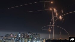Las defensas antimisiles israelíes interceptan cohetes lanzados desde la Franja de Gaza hacia Ashkelon, en el sur de Israel, el 11 de mayo de 2023.