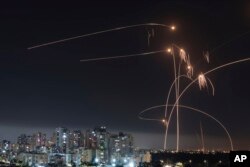 Sistem pertahanan rudal Israel Iron Dome mencegat roket yang diluncurkan dari Jalur Gaza, di Ashkelon, Israel selatan, Kamis, 11 Mei 2023. (Foto: AP/Tsafrir Abaya)