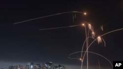 انهدام راکت‌های جهاد اسلامی توسط سامانه گنبد آهنین بر فراز آسمان شهر اشکلون، جنوب اسرائیل