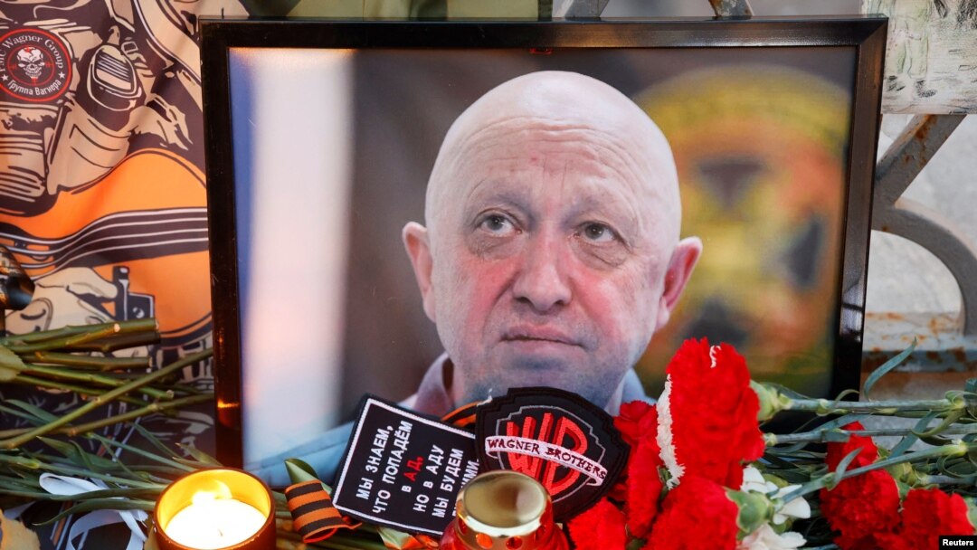 24 Ağustos 2023 - Moskova'da Wagner lideri Yevgeni Prigojin'i ananlar, Wagner patronunun fotoğrafının önüne çiçekler bıraktı, mumlar yaktı.