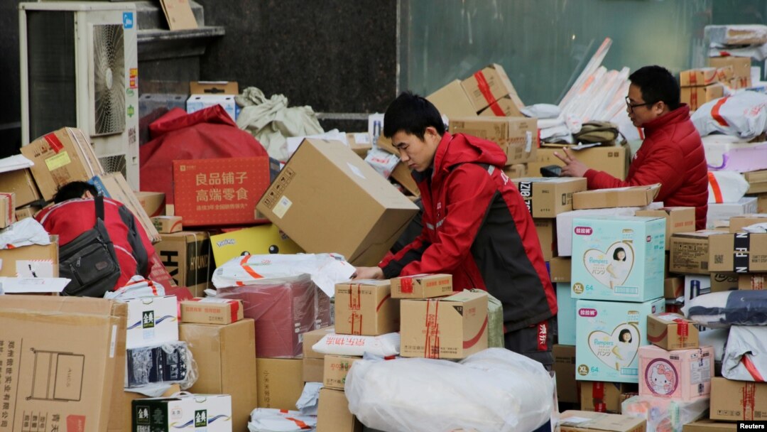 រូបឯកសារ៖ ទិដ្ឋភាព​អ្នក​ដឹកជញ្ជូន​ទំនិញ​នៅ​ទិវាអ្នក​នៅ​លីវ (Single's Day) ដែល​ជា​ទិវា​ទិញ​ទំនិញ​ដ៏​ធំ​បំផុត​ក្នុង​ប្រទេស​ចិន ថ្ងៃទី១២ ខែវិច្ឆិកា ឆ្នាំ២០១៩។ 