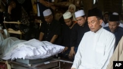 Anwar Ibrahim berdoa untuk ayahnya, Ibrahim Abdul Rahman, 96, di rumah mereka di luar Kuala Lumpur, Malaysia, Minggu, 5 April 2015.