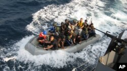 Des membres des forces spéciales nigérianes et un équipage de marins américains à bord du NNS Burutu lors d’un exercice de formation contre les attaques des pirates le long de la côte de l'Afrique de l'Ouest, 13 février 2010. 