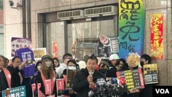 台湾18个公民团体锁定国民党立委发动罢免，选在农历春节假期后的开工首日递交罢免提议书。(美国之音特约记者杨安摄影) 