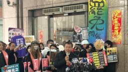 台湾18个公民团体锁定国民党立委发动罢免，选在农历春节假期后的开工首日递交罢免提议书。(美国之音特约记者杨安摄影) 