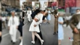 آمریکا از لنز دوربین - بوسه داغ پایان جنگ