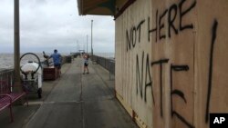 Beberapa orang mengambil foto dekat sebuah restoran di Fairhope, Alabama, 8 Oktober 2017.