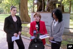 Pengacara Gloria Allred (tengah), didampingi Veronika Didusenko (kiri) dan Danielle Hazel, berbicara saat konferensi pers di New York, 16 September 2024.