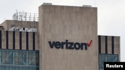  FILE PHOTO: The Verizon logo is seen on the 375 Pearl Street building in Manhattan, New York City, U.S., November 22, 2021. 