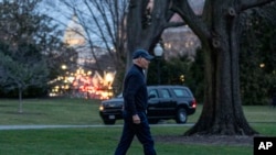 El presidente Joe Biden camina hacia el helicóptero Marine One en el jardín sur de la Casa Blanca, en Washington, el viernes 1 de marzo de 2024.