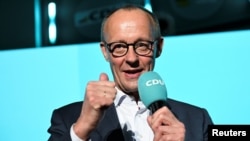 Pemimpin Partai Persatuan Demokrat Kristen (CDU) Friedrich Merz berbicara di markas partainya di Berlin, Jerman, usai exit poll pemilu Jerman diumumkan pada 23 Februari 2025. (Foto: Reuters/Angelika Warmuth)