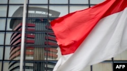 Gedung Komisi Pemberantasan Korupsi tercermin di kaca jendela sebuah gedung, 12 September 2017. (Foto: AFP)