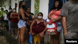 Người dân thuộc cộng đồng Quilombo Quilomba, chờ được tiêm vaccine COVID-19 Sinovac của Trung Quốc tại Mage, bang Rio de Janeiro, Brazil, ngày 7/4/2021.