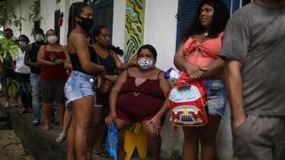 Người dân thuộc cộng đồng Quilombo Quilomba, chờ được tiêm vaccine COVID-19 Sinovac của Trung Quốc tại Mage, bang Rio de Janeiro, Brazil, ngày 7/4/2021.