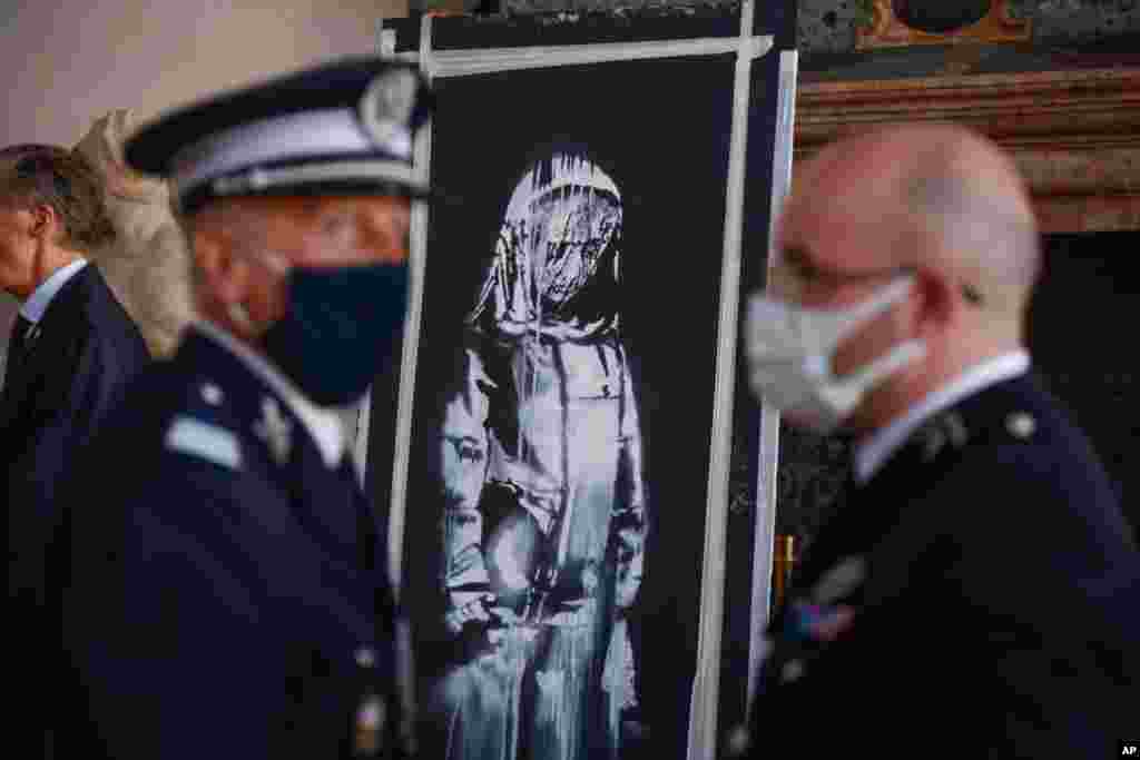 2015년 11월 프랑스에서 발생한 테러 참사자를 희생자를 추모하기 위해 화가 뱅크시가 그린 그림이 도난됐다 발견된 후 바타클랑 극장에 전시돼 있다. 
