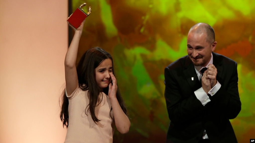پناهی وقتی در سال ۲۰۱۵ خرس‌ طلایی جشنواره برلین را دریافت کرد اجازه خروج از ایران نداشت و خواهرزاده‌اش با چشمان گریان این جایزه را تحویل گرفت.