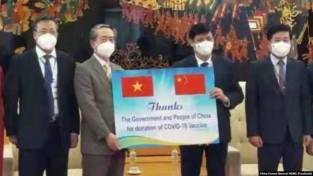 Bộ trưởng Y tế Nguyễn Thanh Long (thứ 2 từ phải) tiếp nhận 500.000 liều vaccine Sinopharm do Trung Quốc tặng từ Đại sứ Trung Quốc tại Hà Nội Hùng Ba (thứ 2 từ phải) hôm 20/6.