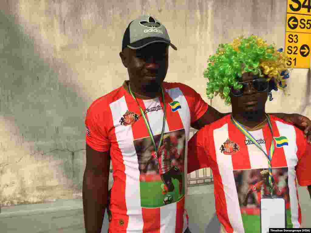 Des supporters devant le stade à Libreville, au Gabon, le 18 janvier 2017. (VOA/Timothee Donangmaye)