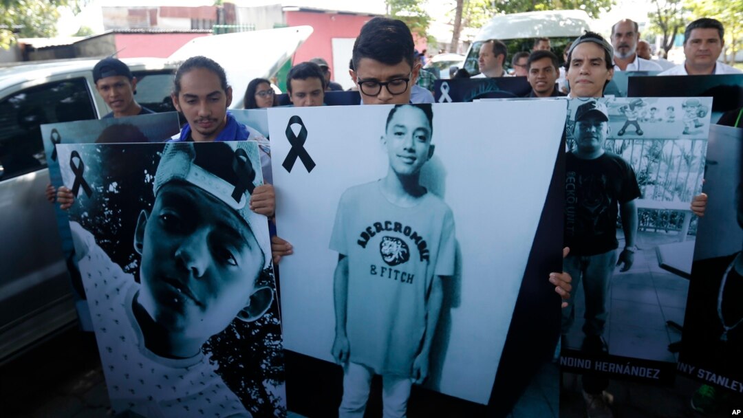 Para mahasiswa melakukan aksi demonstrasi dengan membawa foto-foto rekan mereka yang tewas akibat kekerasan oleh pasukan keamanan dalam aksi protes, di Managua, Nikaragua (18/5). 