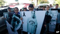 Líderes estudiantiles sosteniendo un cartel con fotos de jóvenes asesinados en recientes protestas. Managua, Nicaragua, 18 de mayo de 2018.