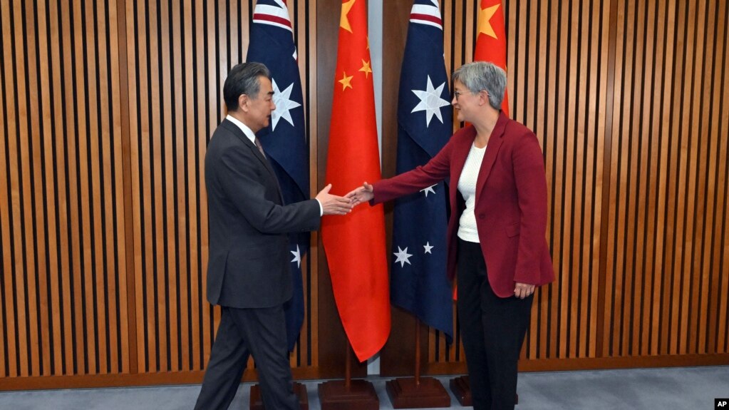 2024年3月20日星期三，中国外交部长王毅（左）在堪培拉议会大厦与澳大利亚外交部长黄英贤会面。(photo:VOA)