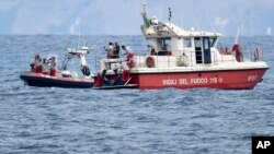 Los buzos de los bomberos italianos traen a tierra en una bolsa verde el cuerpo de una de las víctimas del buque de bandera británica Bayesian, el miércoles 21 de agosto de 2024.