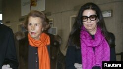 Liliane Bettencourt, pewaris L'Oreal dan anak perempuannya Francoise Bettencourt Meyers tiba untuk acara Penghargaan L'Oreal-UNESCO untuk perempuan di Paris, 3 Maret 2011. (Foto:Dok)