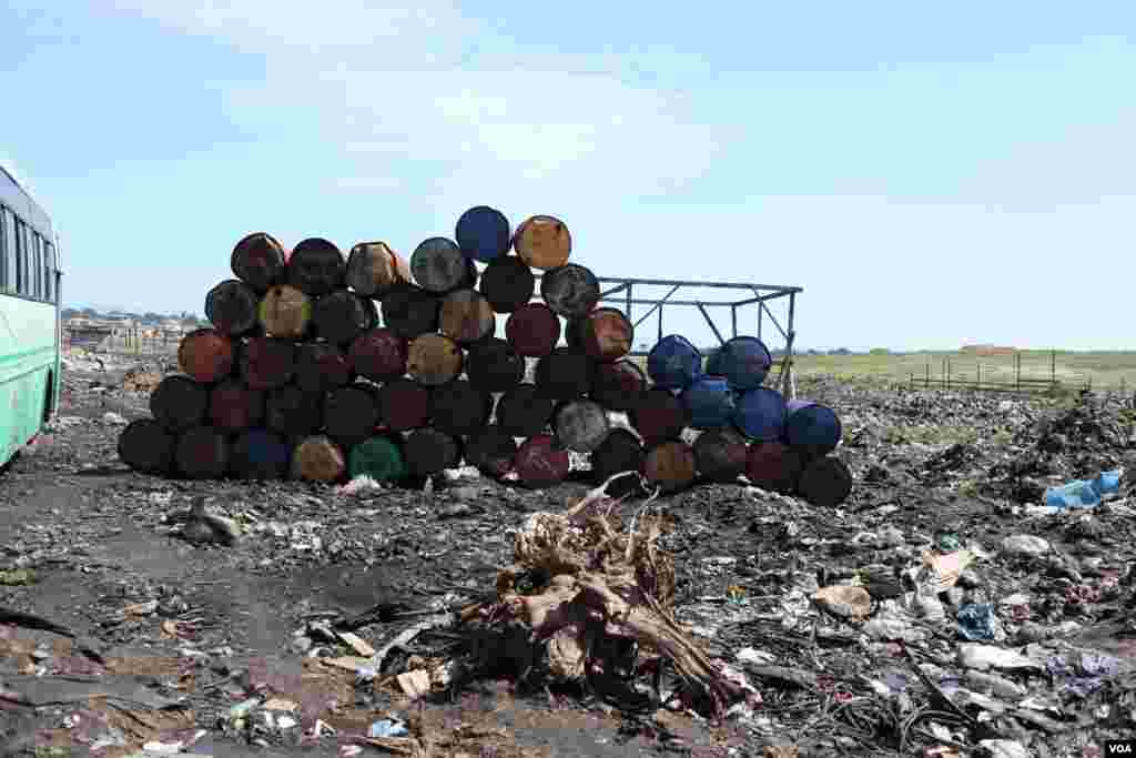 Oil drums are pictured in the Agbogbloshie neighborhood of Accra, Ghana, Oct. 27, 2014. (Chris Stein / VOA).