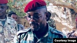 Colonel déserteur de l’armée congolaise, John Tshibangu, à l’avant-plan, entouré d’hommes armés en tenue militaires, dans une image postée sur des réseaux sociaux, 18 janvier 2018. (Facebook)