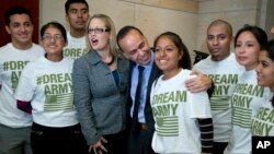 Jóvenes inmigrantes provenientes de Arizona, de los llamados "soñadores", se reunen con el congresista Luis Gutiérrez quien asegura que luchará para detener las deportaciones "injustas".