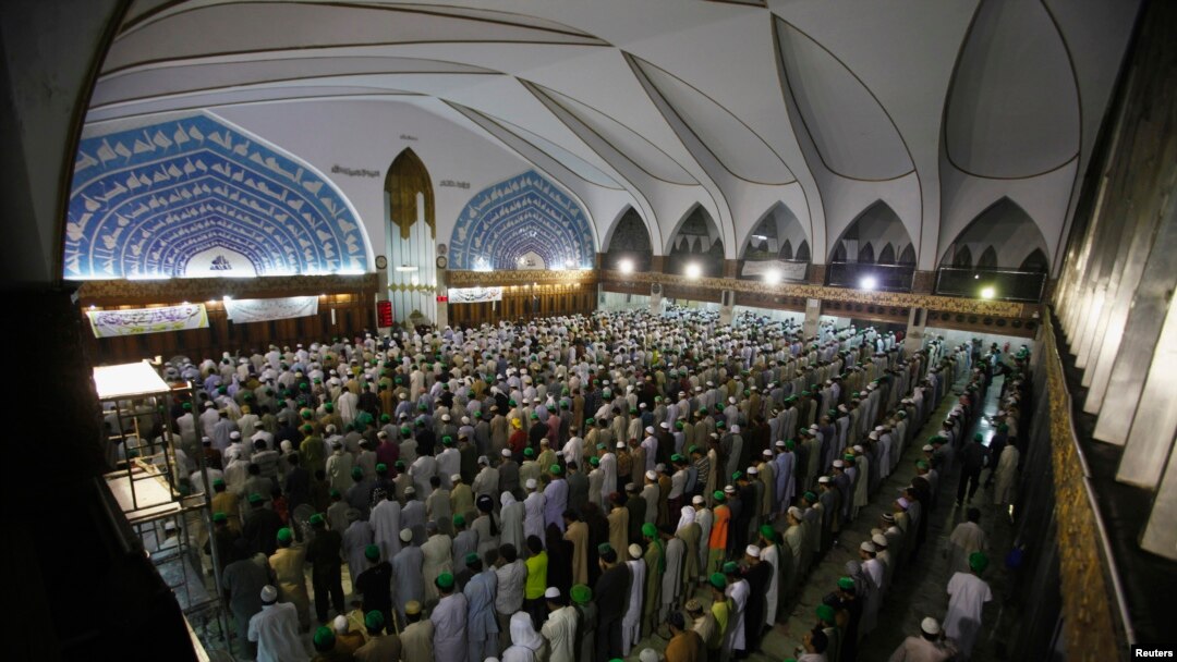 Warga Muslim Pakistan melakukan shalat tawarih di sebuah mesjid saat bulan Ramadan di Lahore, 10 Juli 2013. (Foto:Dok)