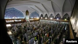 Warga Muslim Pakistan melakukan shalat tawarih di sebuah mesjid saat bulan Ramadan di Lahore, 10 Juli 2013. (Foto:Dok)