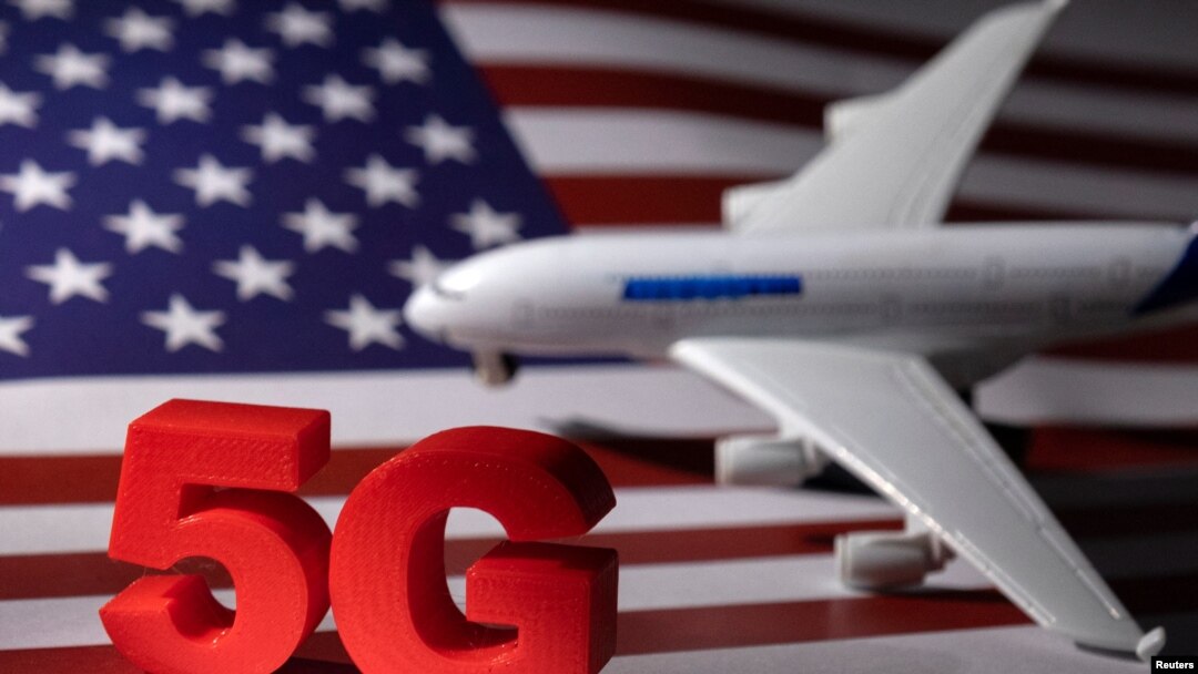Sejumlah maskapai besar di Amerika mengatakan layanan 5G dapat mengganggi teknologi pesawat dan gangguan pada penerbangan. Perusahaan telekomunikasi AT&T dan Verizon menunda layanan merke di sekitar bandara-bandara utama AS. (Foto: ilustrasi/Reuters/Dado Ruvic). 