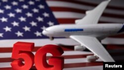 Sejumlah maskapai besar di Amerika mengatakan layanan 5G dapat mengganggi teknologi pesawat dan gangguan pada penerbangan. Perusahaan telekomunikasi AT&T dan Verizon menunda layanan merke di sekitar bandara-bandara utama AS. (Foto: ilustrasi/Reuters/Dado Ruvic). 