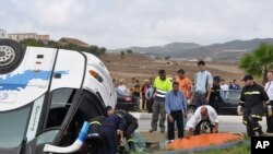 Les secouristes transportent les victimes d'un bus des touristes dans le nord du Maroc, 8 septembre 2010.