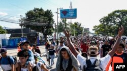 বিভিন্ন দেশ থেকে আসা অভিবাসী-প্রত্যাশী লোকজন পায়ে হেঁটে মেক্সিকো চিয়াপাস রাজ্যে দিয়ে যুক্তরাষ্ট্রে আসার চেষ্টা করছেন। ফটোঃ ৫ নভেম্বর, ২০২৪। 