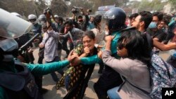 Bentrok polisi dan pengunjuk rasa di Dhaka, Bangladesh, 1 Maret 2021. (AP Photo/Mahmud Hossain Opu)