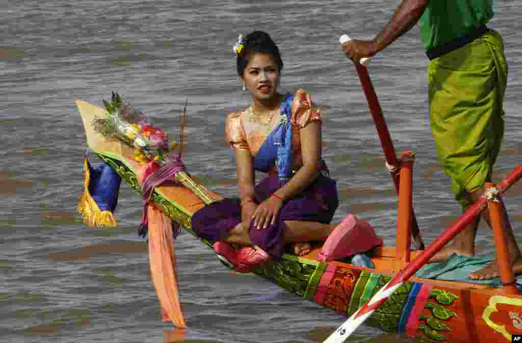 جشنواره سالانه آب در کامبوج. این جشنواره سه روزه، مهمترین جشن های سنتی مردم کامبوج به شما می آید.