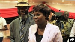 Omunye wabakhe phansi, nguMnu. Joseph Chinotimba. Omi laye ngunkosikazi wakheuVimbai