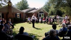 El presidente Obama habla ante los vecinos y pequeños empresarios invitados en el jardín de la casa de John Nicholas y Nicole Armstrong, en Fairfax, Virginia.