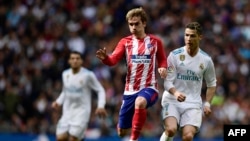 Antoine Griezmann et Cristiano Ronaldo lors du match entre le Real Madrid CF et l'Atletico Madrid au stade Santiago Bernabeu, 8 avril 2018.