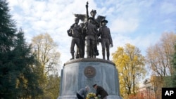 ARCHIVO - Una corona de flores en el monumento Victoria Alada, dedicado a la memoria de los veteranos de la Primera Guerra Mundial, el 10 de noviembre de 2021, en el campus del Capitolio en Olympia, Washington.