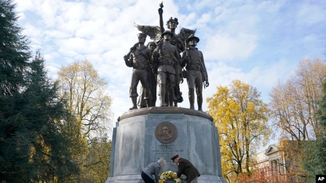 ARCHIVO - Una corona de flores en el monumento Victoria Alada, dedicado a la memoria de los veteranos de la Primera Guerra Mundial, el 10 de noviembre de 2021, en el campus del Capitolio en Olympia, Washington.