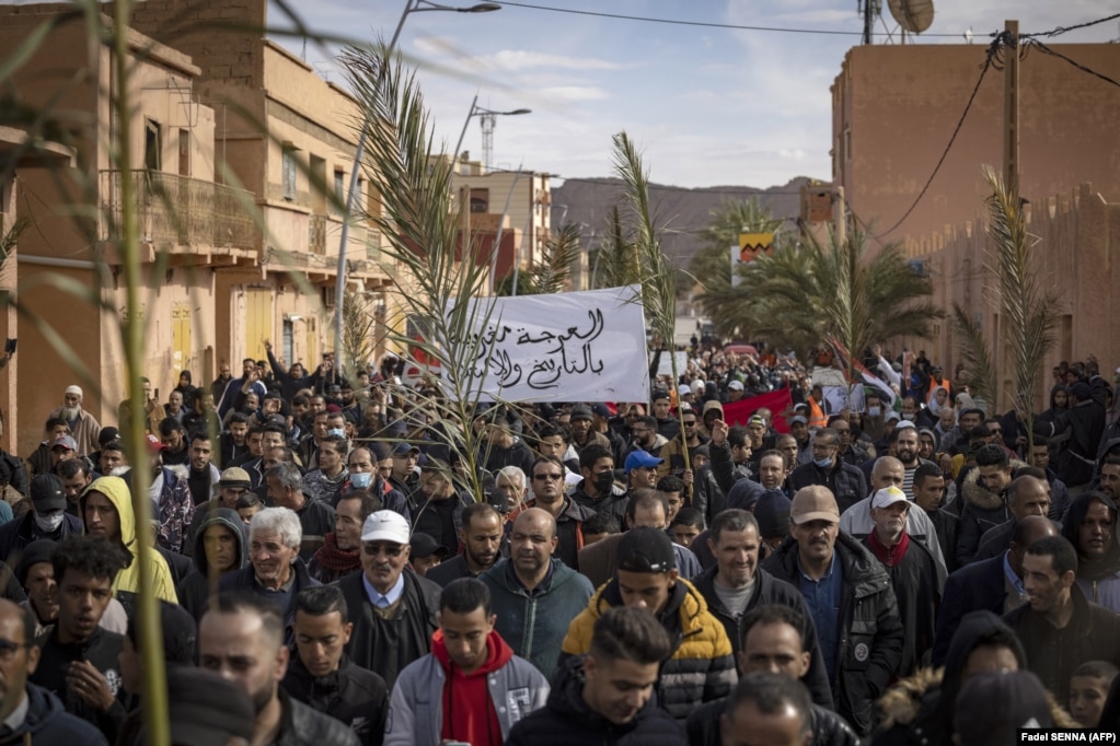 Des agriculteurs marocains manifestent dans la ville de Figuig, le 18 mars 2021.