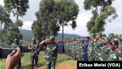 Le chef d'état-major général de l'armée de la RDC saluant ses troupes à Beni, Nord-Kivu, RDC, le 11 décembre 2019. (VOA/Erikas Mwisi)