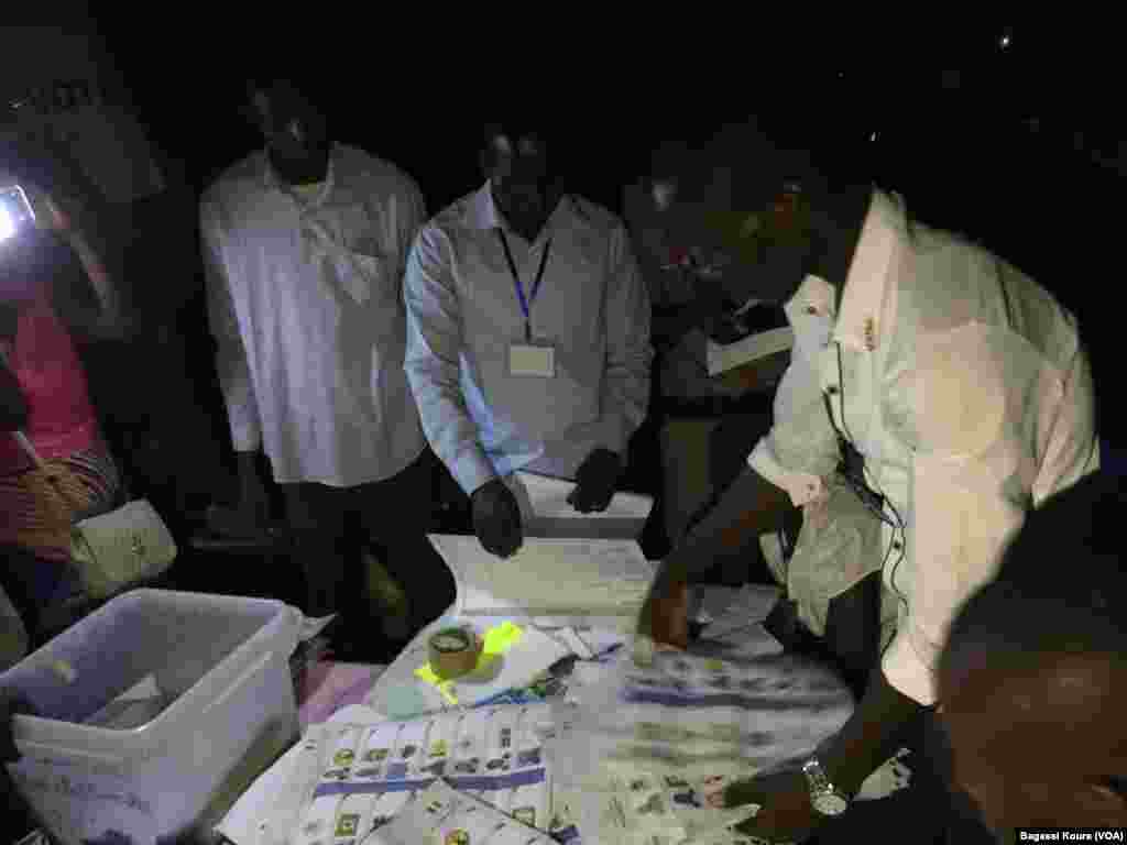 Session de dépouillement dans un bureau de vote à Boutal Bagar, un quartier périphérique de N&#39;Djamena où des centaines de gens en colère n&#39;ont pu voter par manque de bulletins de vote, 10 avril 2016, Tchad. (VOA/Bagassi Koura)