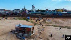 Un barco encalla en el río Negro en el puerto de Manaus, estado de Amazonas, Brasil, el 4 de octubre de 2024, en medio de una grave sequía.